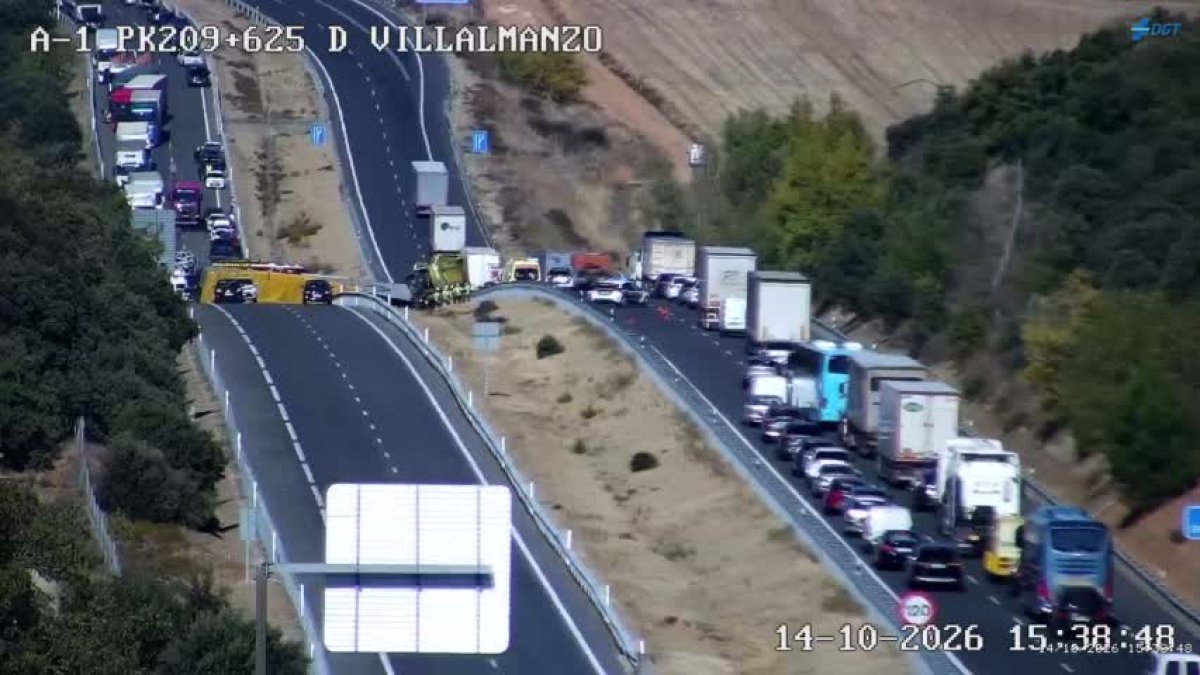 El vuelco de un camión obliga a cortar la A-1 en Burgos
