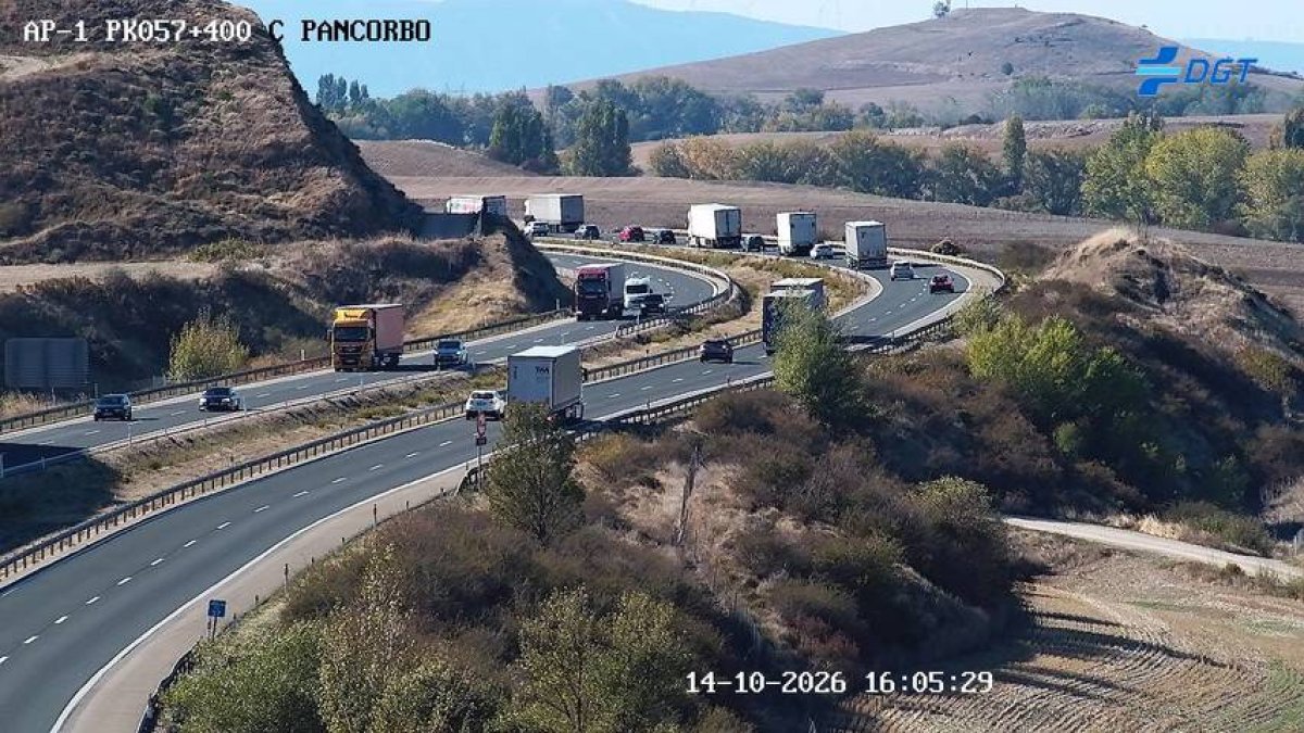 Herido el conductor de un camión tras volcar en la AP-1 en Burgos