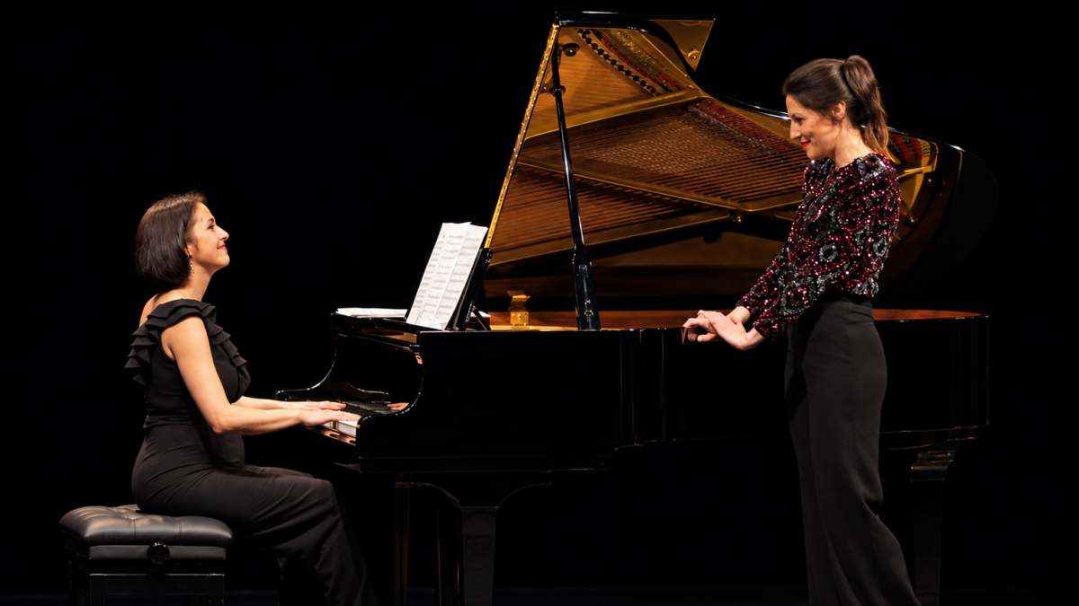La pianista Elisa Rapado y la soprano Adriana Viñuela.