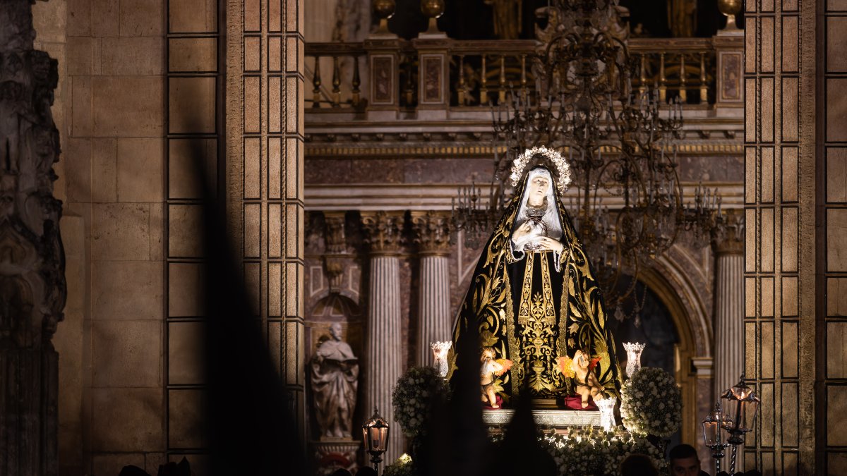Imagen de archivo de la Virgen de la Soledad en el interior de la Catedral, durante la procesión de Viernes Santo.