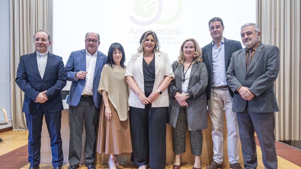 El presidente de Proyecto Hombre España, Manuel Muiños, y autoridades junto con responsables del grupo de Burgos.