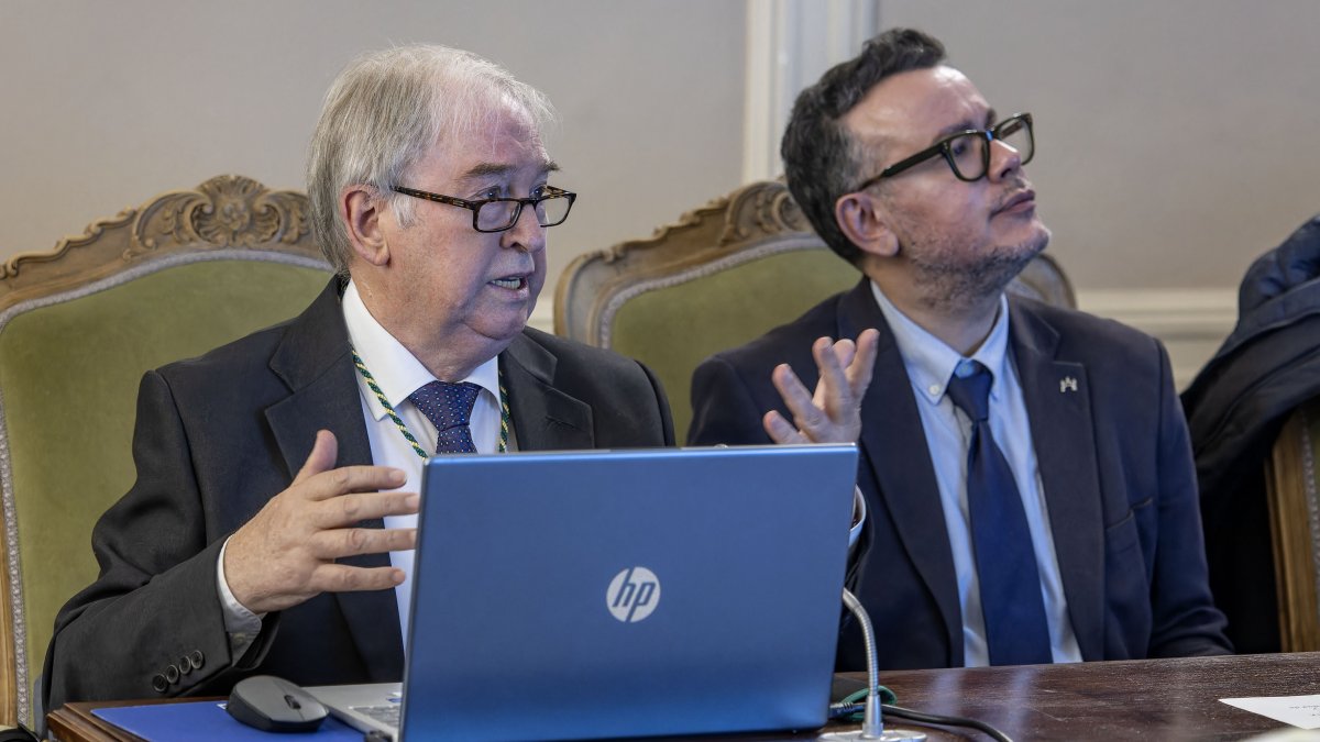 El vicedirector de la academia, Isaac Rilova Pérez, dio la conferencia inaugural.