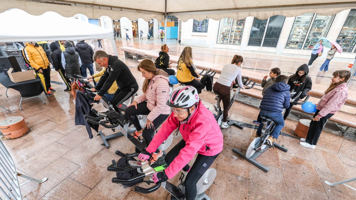 Burgos pedalea para hacer visible la espondilitis anquilosante
