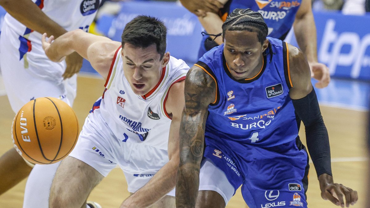 DJ Steward disputa la pelota con un rival.