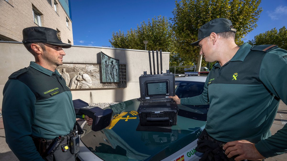 Agentes equipo Pegaso con una pistola inhibidora y un equipo de detección portátil.
