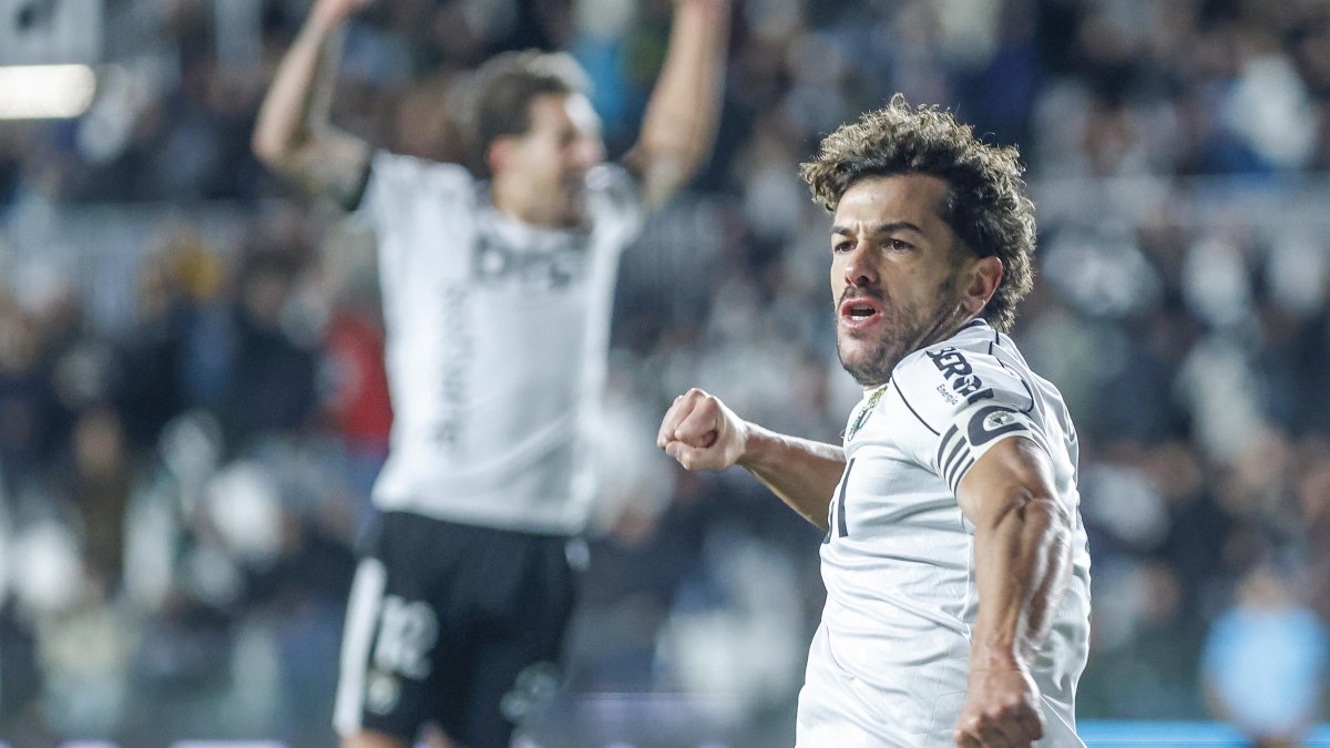 Curro Sánchez celebra el gol marcado de penalti.