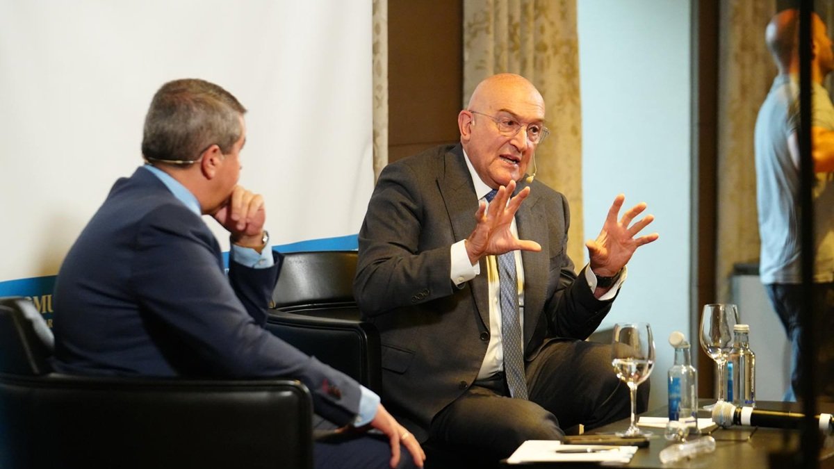 El alcalde de Valladolid, Jesús Julio Carnero, en la Conversaciones Políticas de El Mundo de Valladolid.