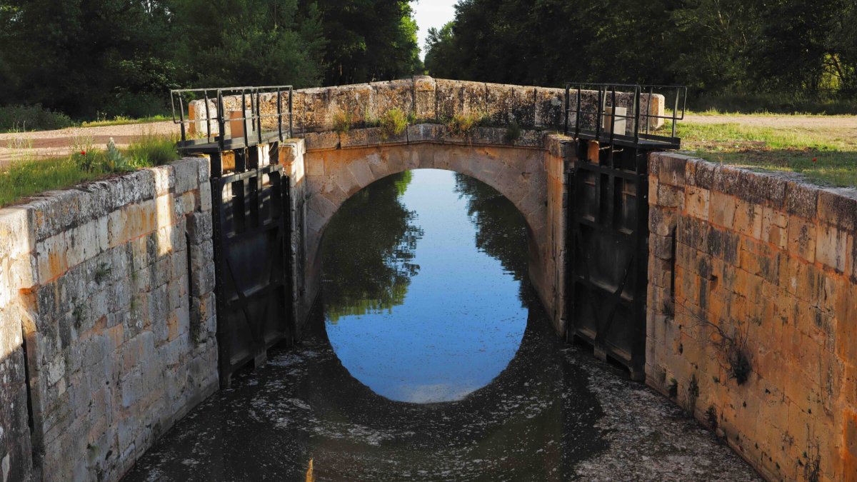 Esclusa 14 del Canal de Castilla en las inmediaciones de San Llorente de la Vega,