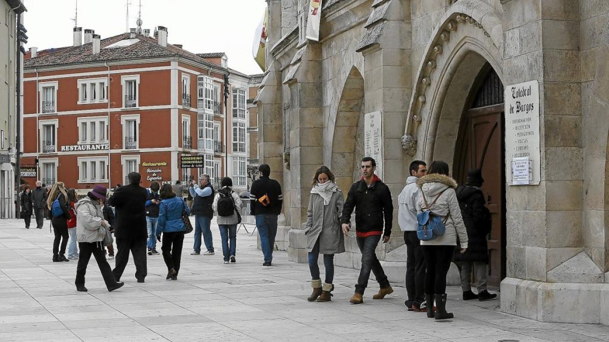 Varias personas en el centro de Burgos.