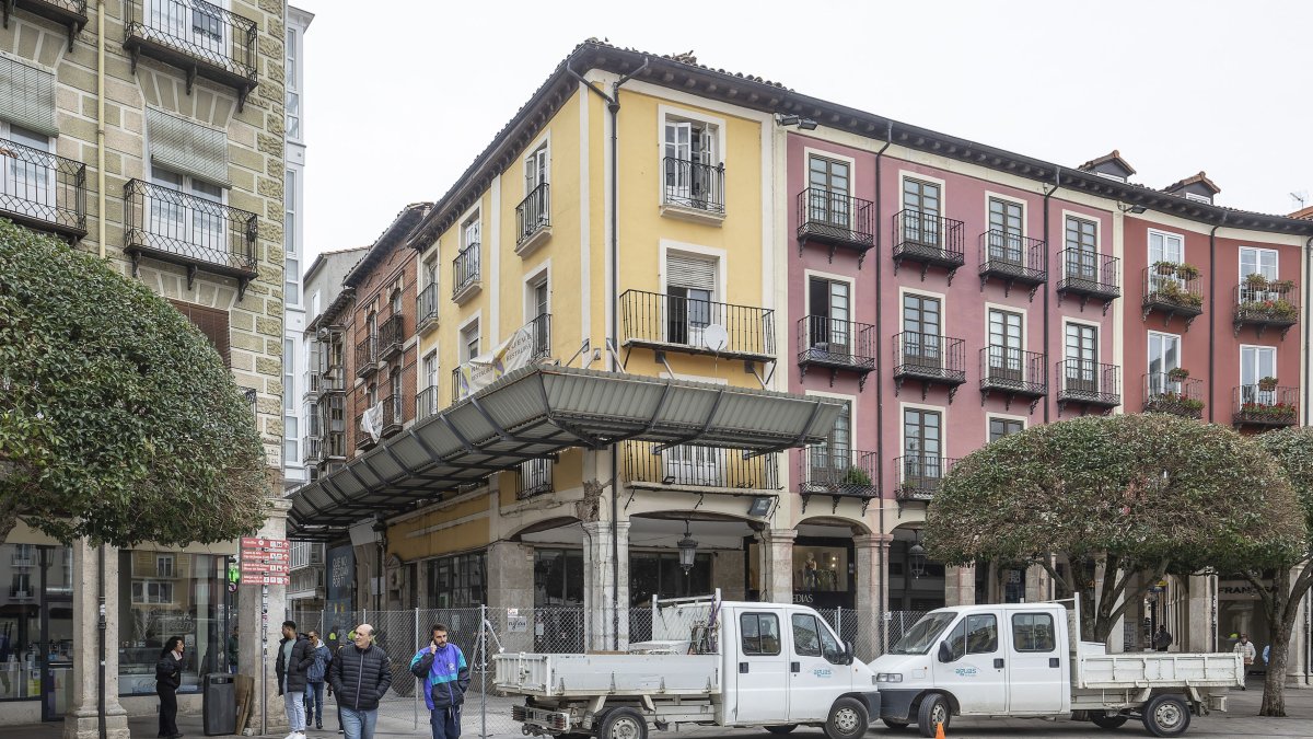 Edificios de Cardenal Segura, 2 y 4, en situación de ruina, vistos desde la Plaza Mayor de Burgos.
