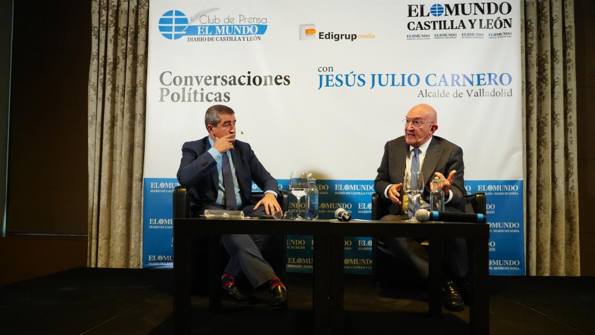 Pablo Lago y Jesús Julio Carnero, en el Club de Prensa 'Conversaciones Políticas'.