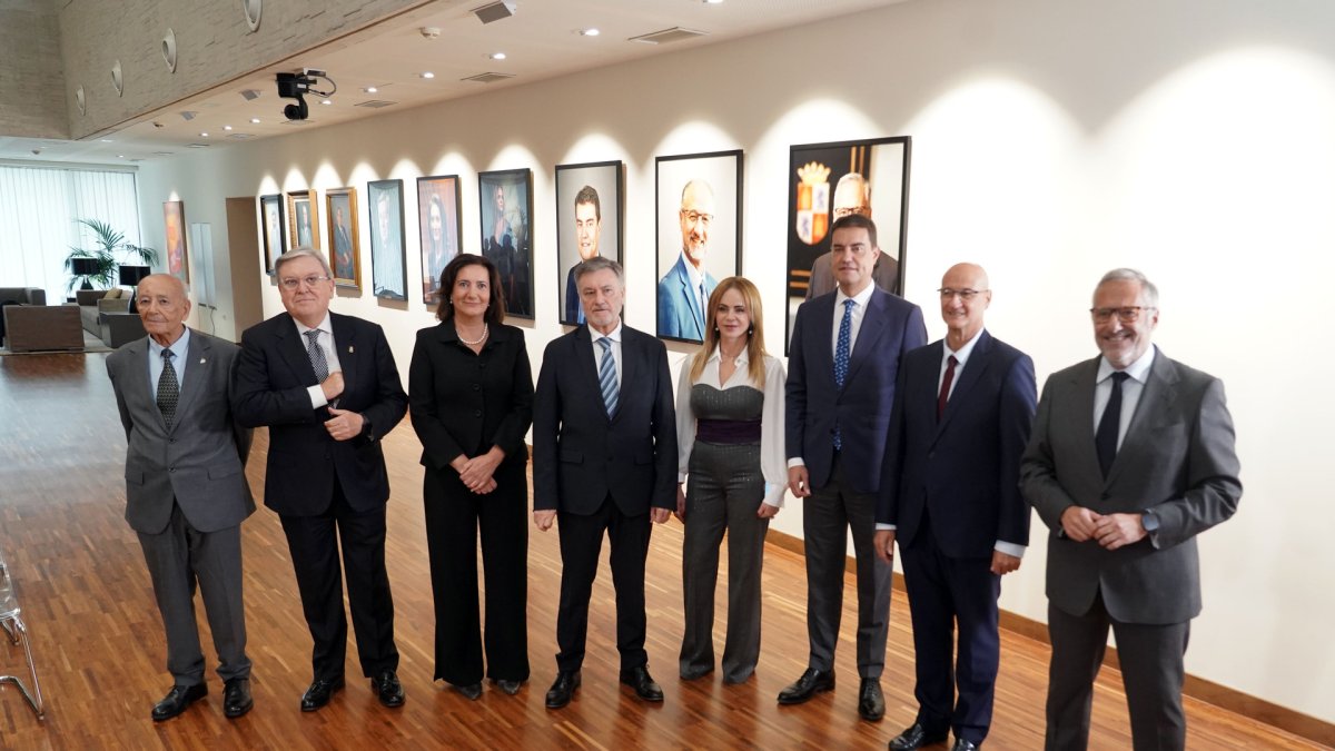 Los expresidentes del Parlamento de Castilla y León, posan junto a los nuevos retratos tras su presentación.