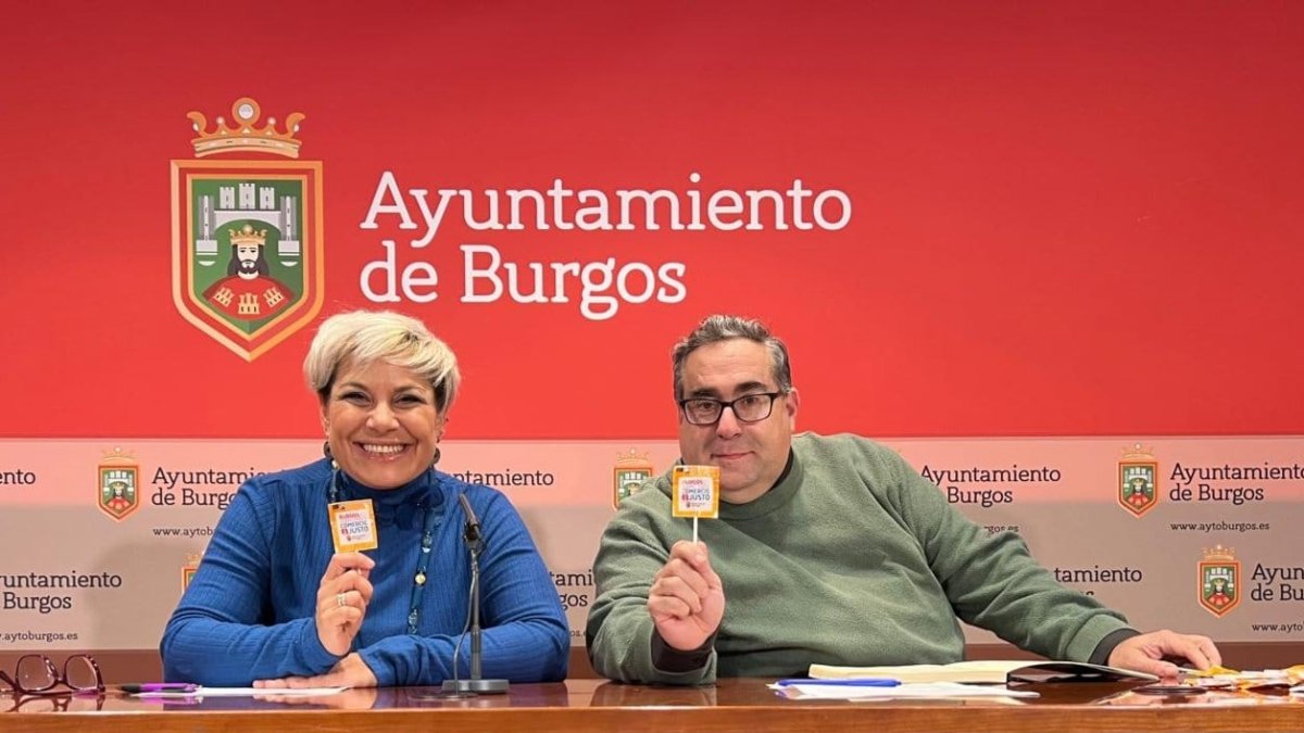 La concejal de Servicios Sociales, Milagros del Campo, y el secretario de Amycos y portavoz del grupo de trabajo Burgos por el Comercio Justo, Andrés Rodríguez Amayuelas.