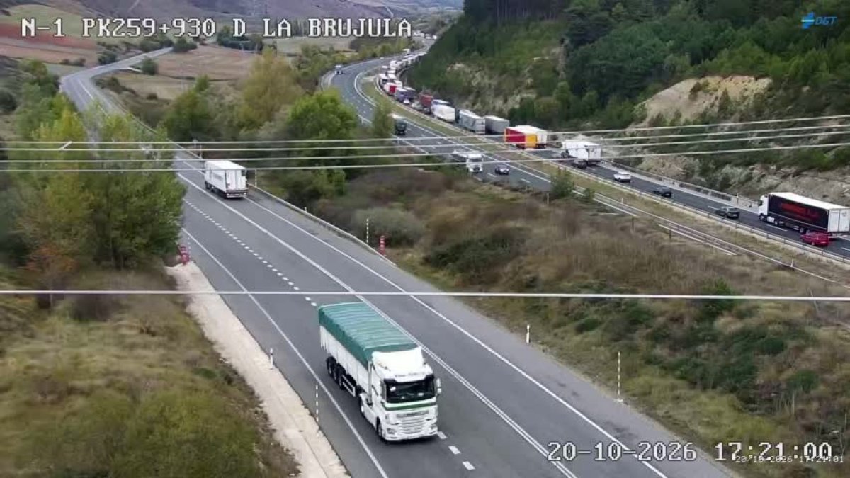 Imagen de retenciones en la AP-1 en el puerto de la Brújula