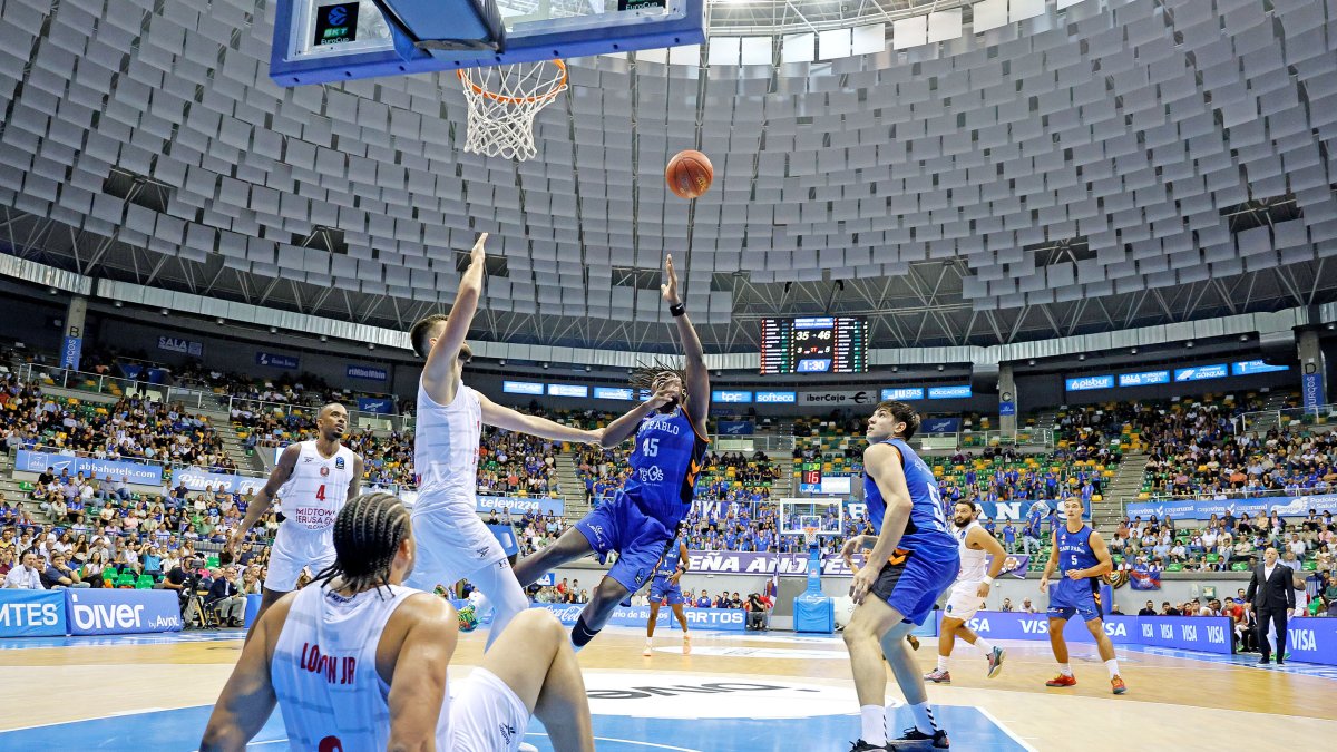 Imagen del partido entre el San Pablo Burgos y el Hapoel Jerusalem.