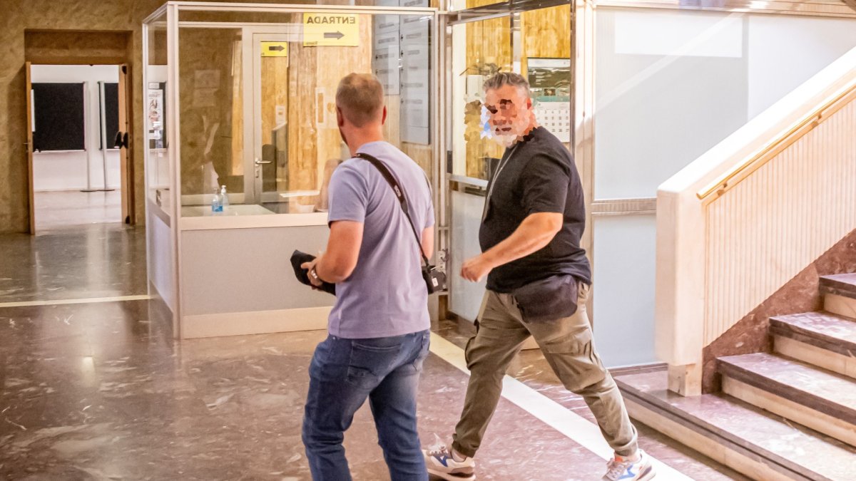 Policía de paisano durante el registro en el Ayuntamiento de Soria, en una imagen de archivo.