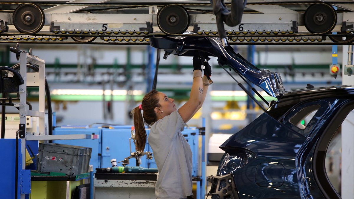 Una trabajadora de Renault en la línea de montaje de una fábrica. 