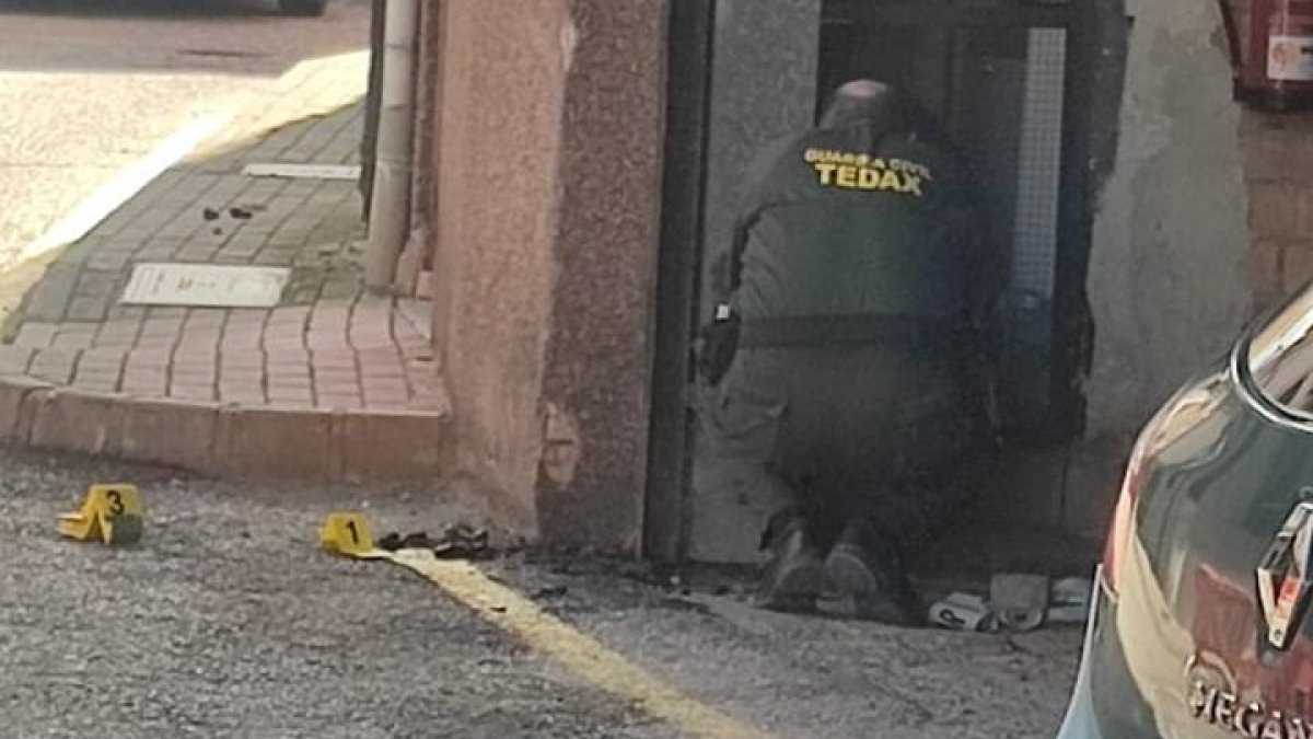 Dos incendios provocados y un cóctel molotov desatan el «miedo» en Pradoluengo