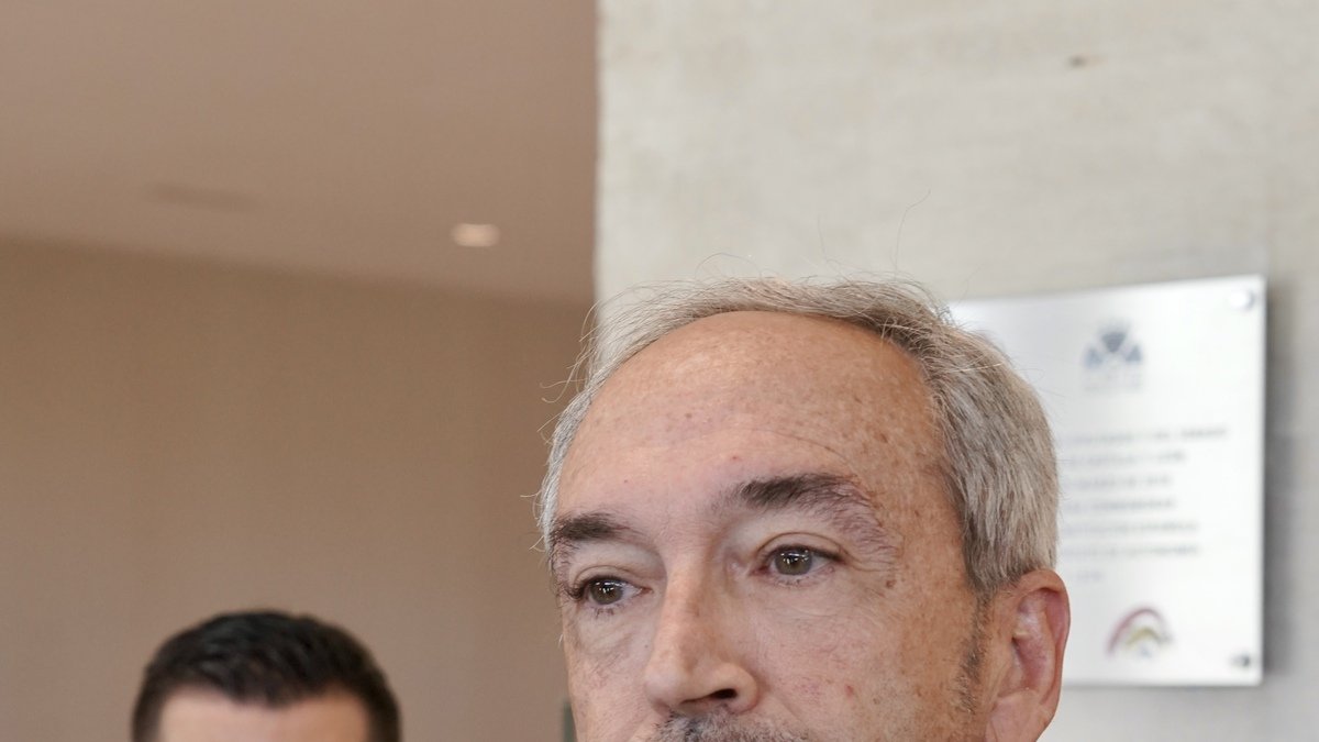 El consejero de Cultura, Turismo y Deporte José Alberto Díaz Pico, atiende a los medios de comunicación.