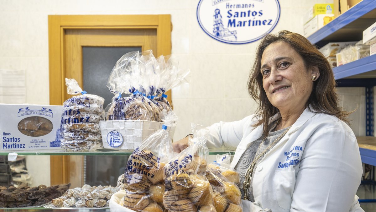 Ana Santos posa con los productos estrella del obrador familiar emplazado en Santa María del Campo.