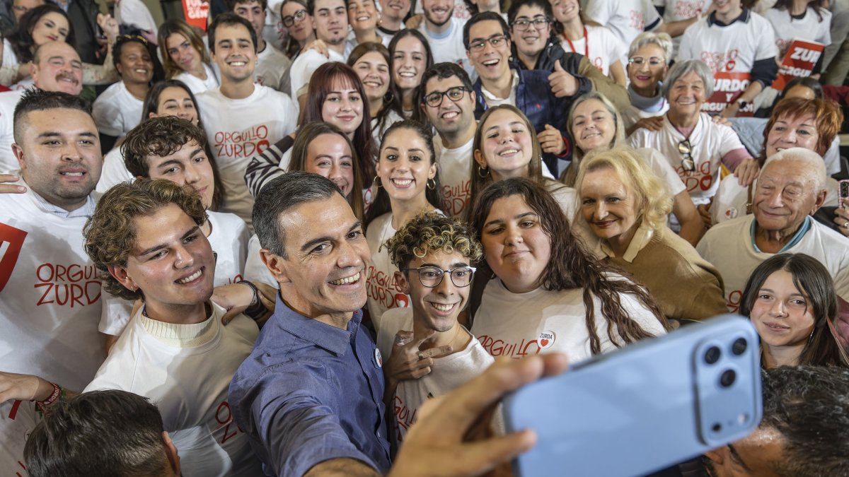 Pedro Sánchez, junto a jóvenes militantes del PSOE, en el Fórum Evolución de Burgos.