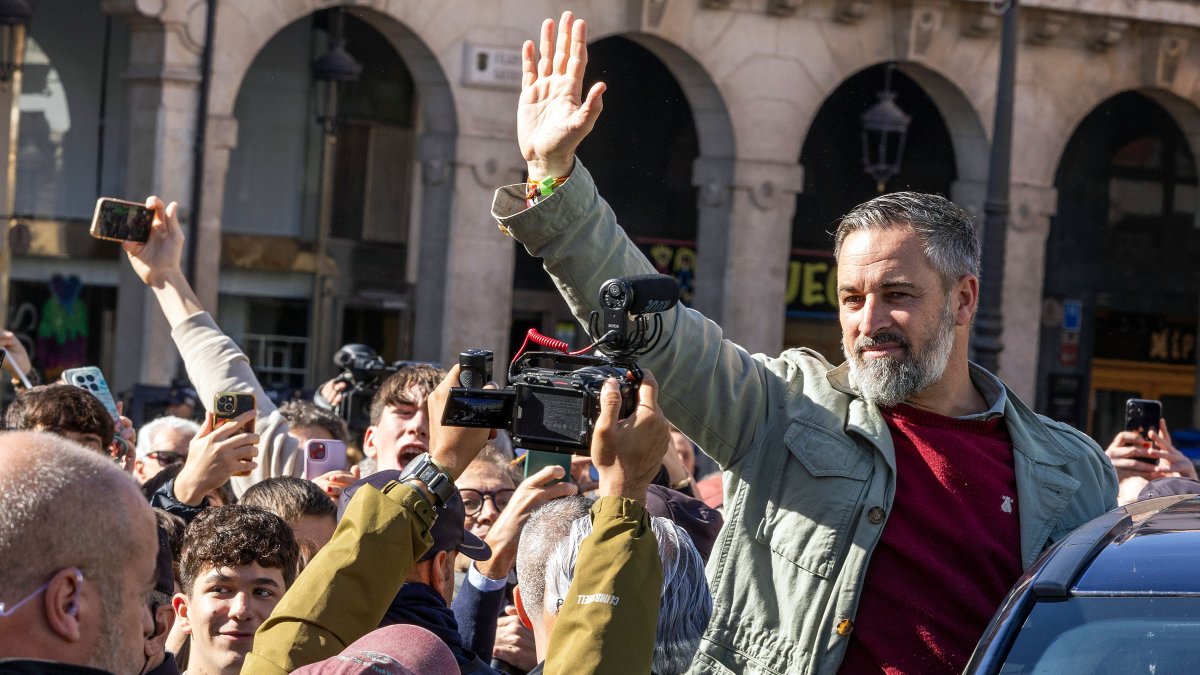 Abascal saluda a los burgaleses que acudieron a la Plaza Mayor.