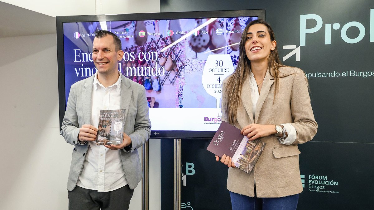 El sumiller Diego González y la presidenta de ProBurgos Andrea Ballesteros en la presentación de la cata 'Encuentros con vinos del mundo'.