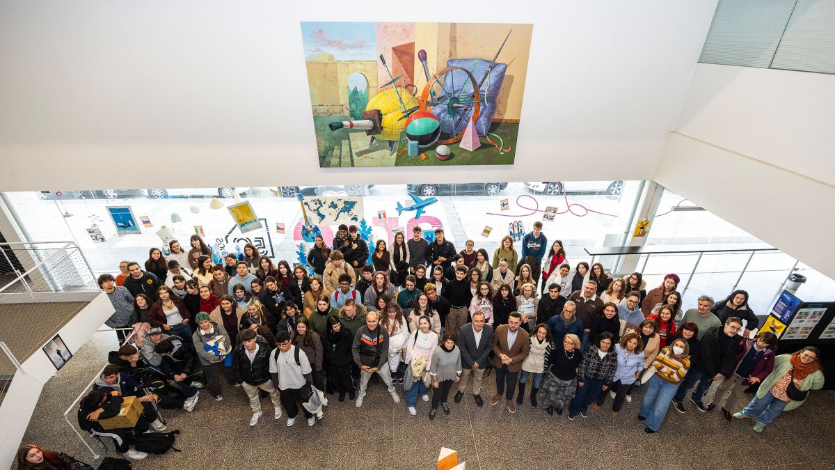 Foto de familia de alumnos y docentes del centro con la obra de Luis Sáez.