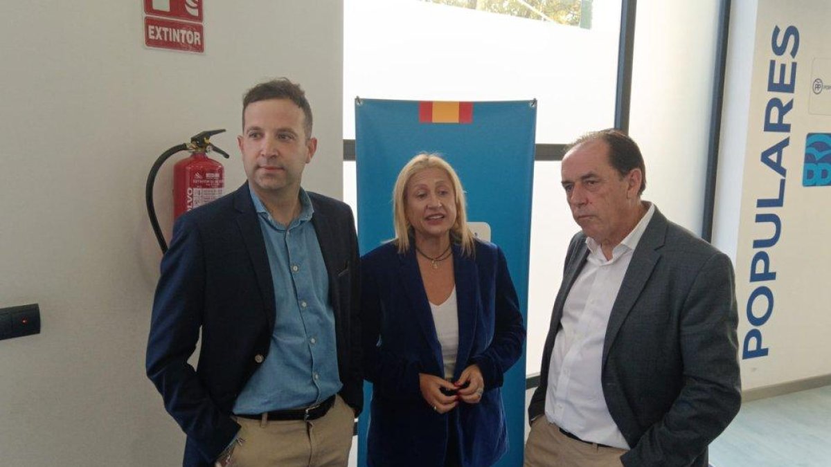 Los tres candidatos del PP al Senado, esta mañana, instantes antes de la rueda de prensa de presentación de las listas.