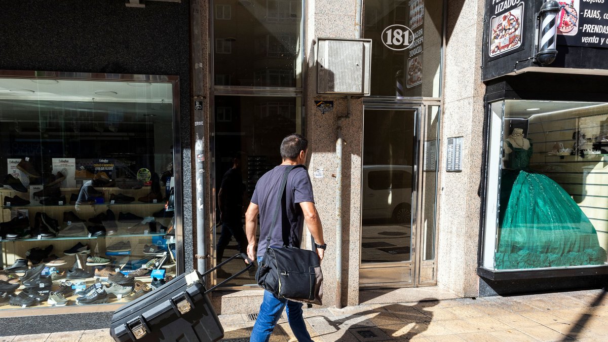 Un agente de la Policía Científica accede al portal en el que residía la anciana fallecida.