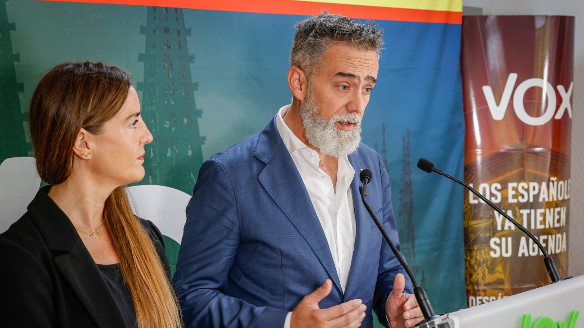 Instante de la valoración de Javier Martínez junto a la también procuradora Marta Alegría.