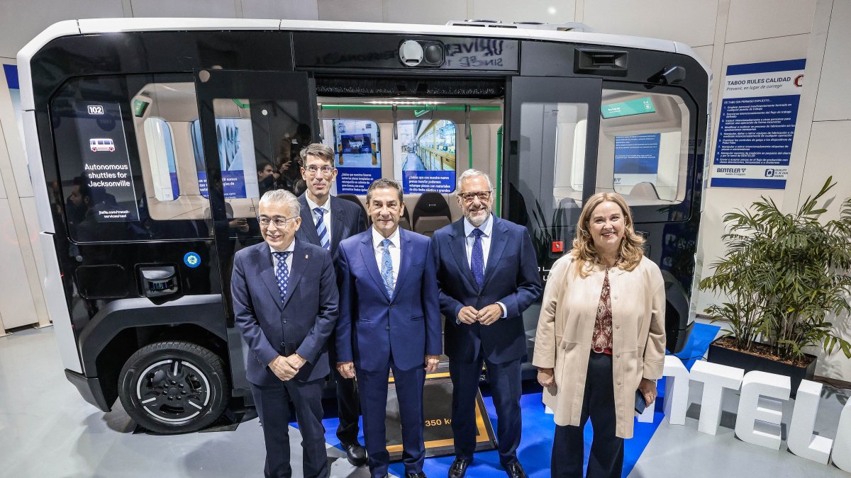 El presidente de Benteler Automotive Modules Europa, Ricardo García, acompañado por el vicepresidente Carlos Pollán y la alcaldesa de Burgos Cristina Ayala.
