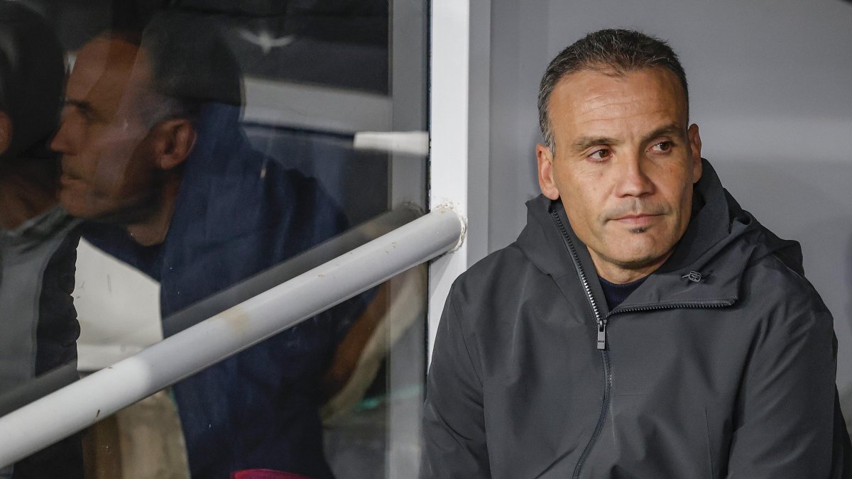Sergio Francisco en el banquillo de El Plantío durante el partido ante el Sabadell.
