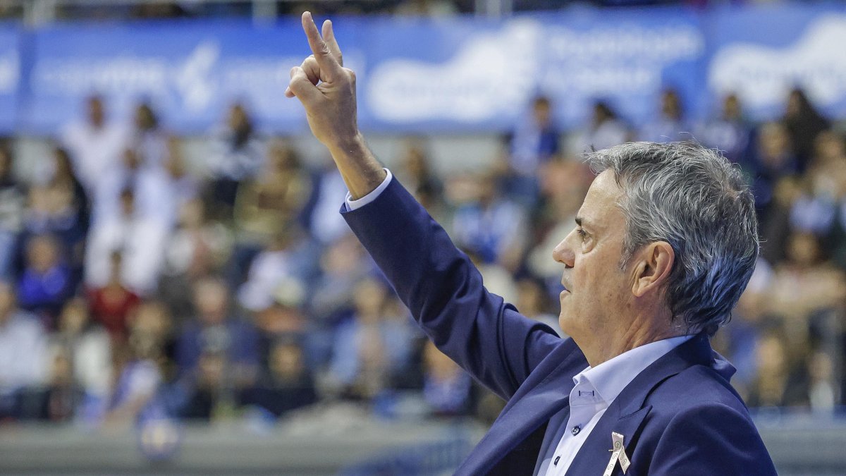 Fisac marca jugada durante el partido ante el Obradoiro.