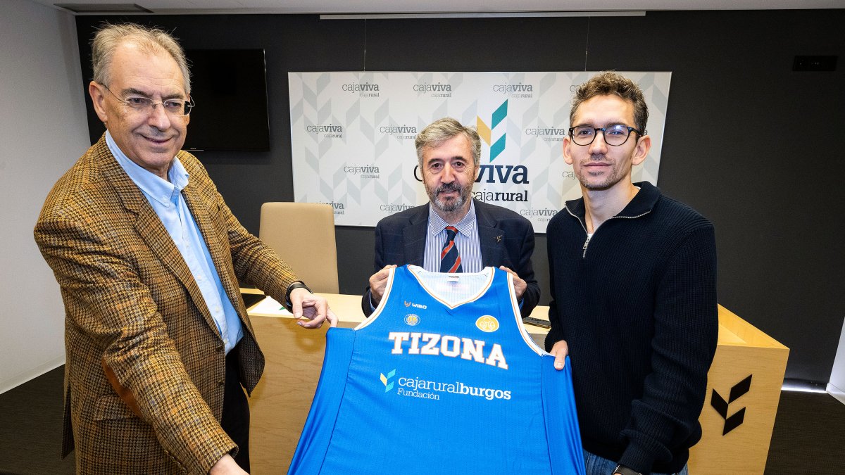 Miguel Ángel Benavente, Tomás Fisac y Denis Pombar, en la firma del nuevo convenio entre el Tizona y la Fundación Caja Rural de Burgos.