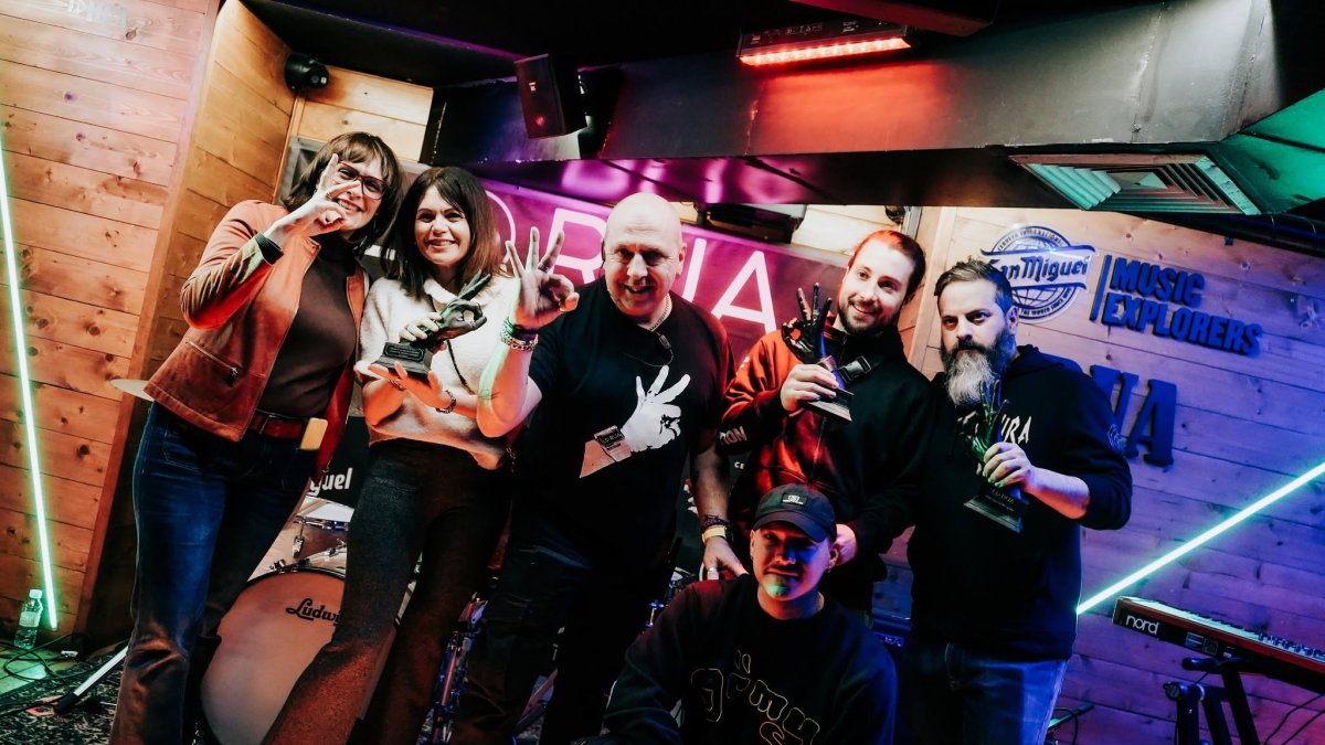 Los ganadores de la duodécima edición del Concurso de Música en Directo de La Rúa con Jacho, gerente de la sala.
