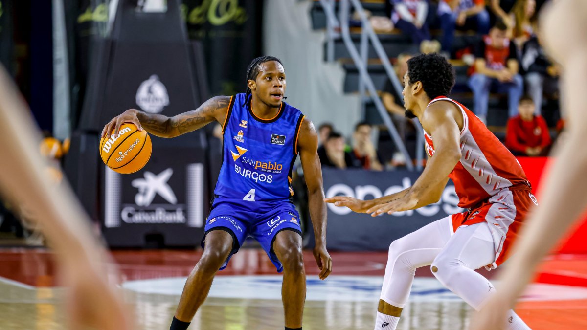 DJ Steward conduce la pelota en el partido ante Manresa.