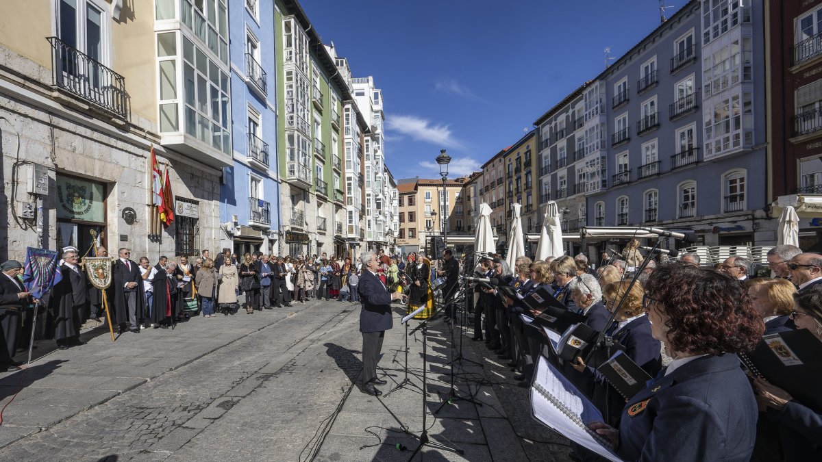 Momento en el que el Coro de la Real Hermandad de Veteranos de las Fuerzas Armadas y la Guardia Civil de Burgos estrenaron el 'Himno Cucos'.