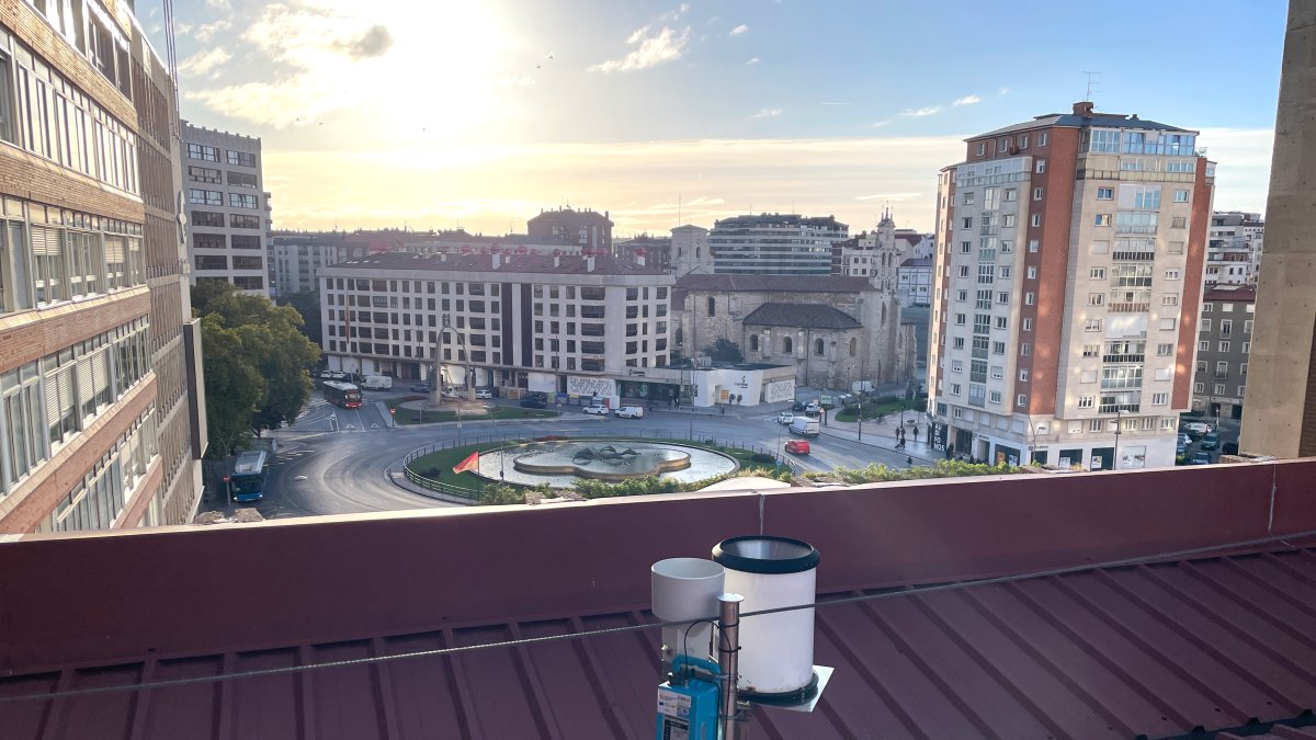 Imagen de un pluviómetro en la plaza España.