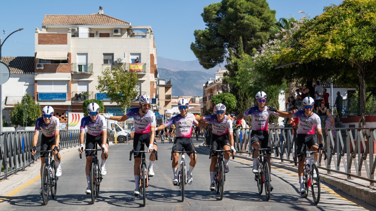 Los siete ciclistas que completaron La Vuelta, en la etapa final en Granada.