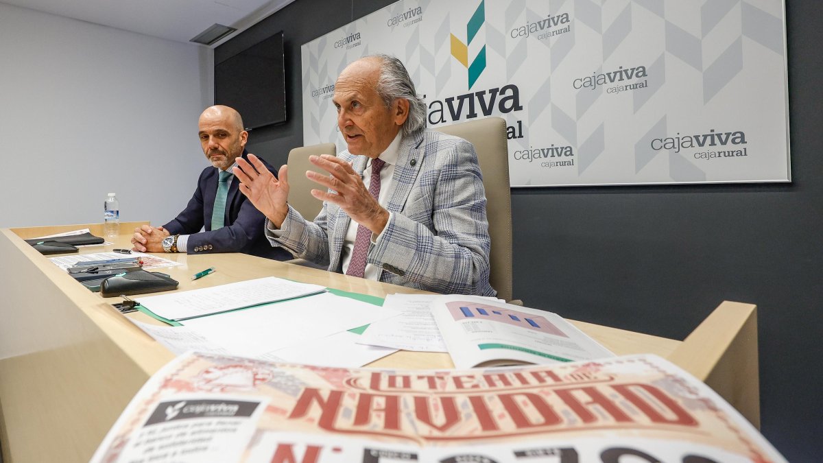 Javier Casado, director del Área de Negocio de Cajaviva Caja Rural, y Julián Martínez Pantoja, presidente del Banco de Alimentos de Burgos.
