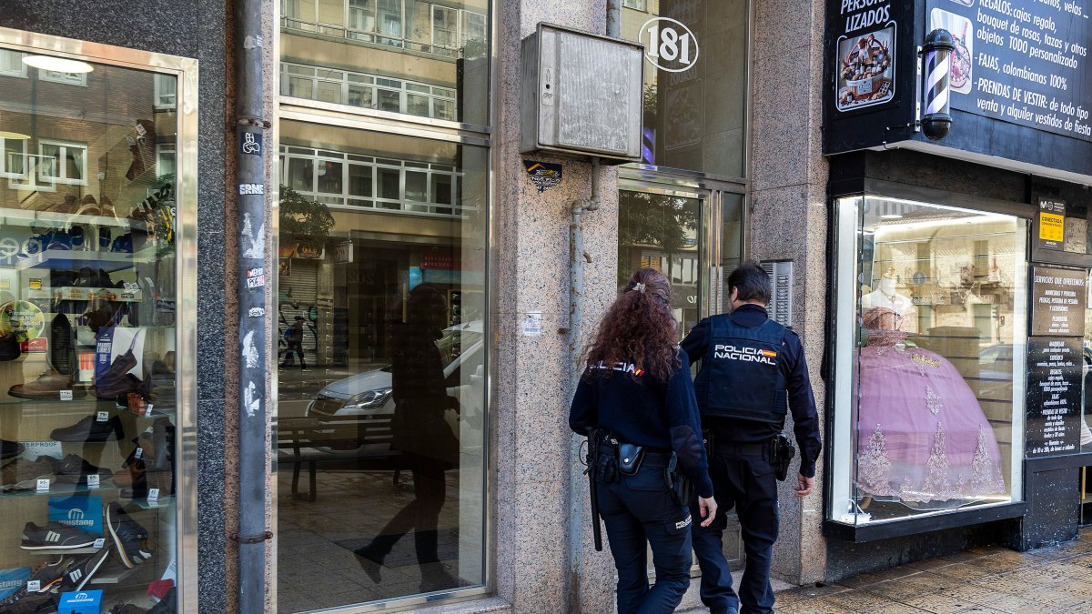 Imagen de dos agentes de la Policía en el portal de la cale Vitoria.