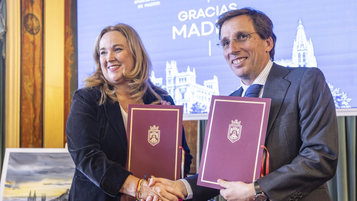 Cristina Ayala y José Luis Martínez Almeida, en el Teatro Principal de Burgos.