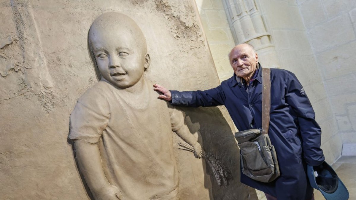Antonio López posa frente a las polémicas puertas de la Catedral de Burgos.