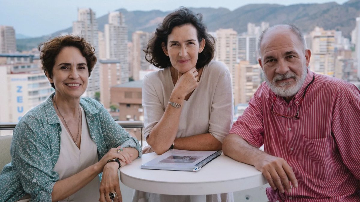 Adriana Ozores, Ángeles González-Sinde y Darío Grandinetti en Benidorm, durante el rodaje de ‘Después de Kim’.