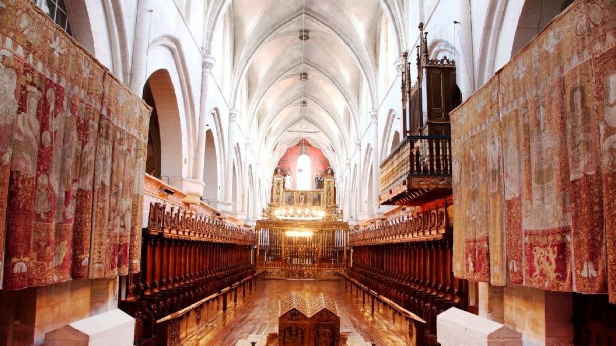 Las colgaduras históricas del Monasterio de las Huelgas de Burgos custodian los panteones reales.