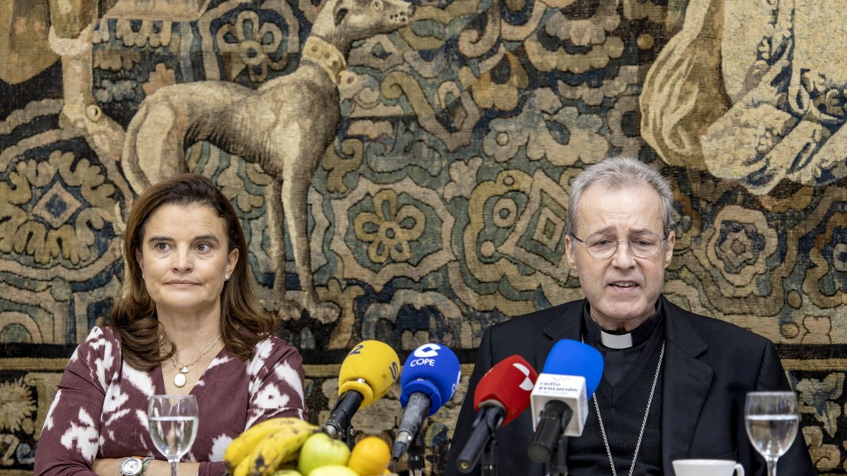 La ecónoma, Mariola Rilova, y el arzobispo, Mario Iceta.