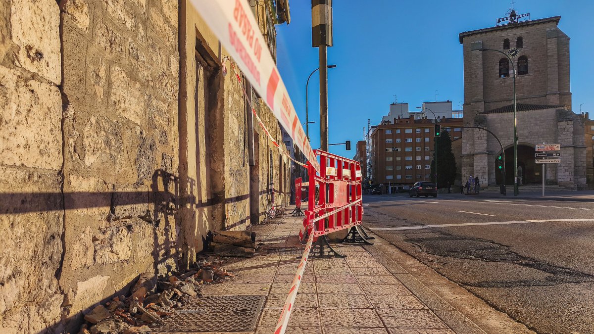Un autobús sin conductor recorre marcha atrás la calle Vitoria de Burgos y causa daños en un tejado del Pueblo Antiguo