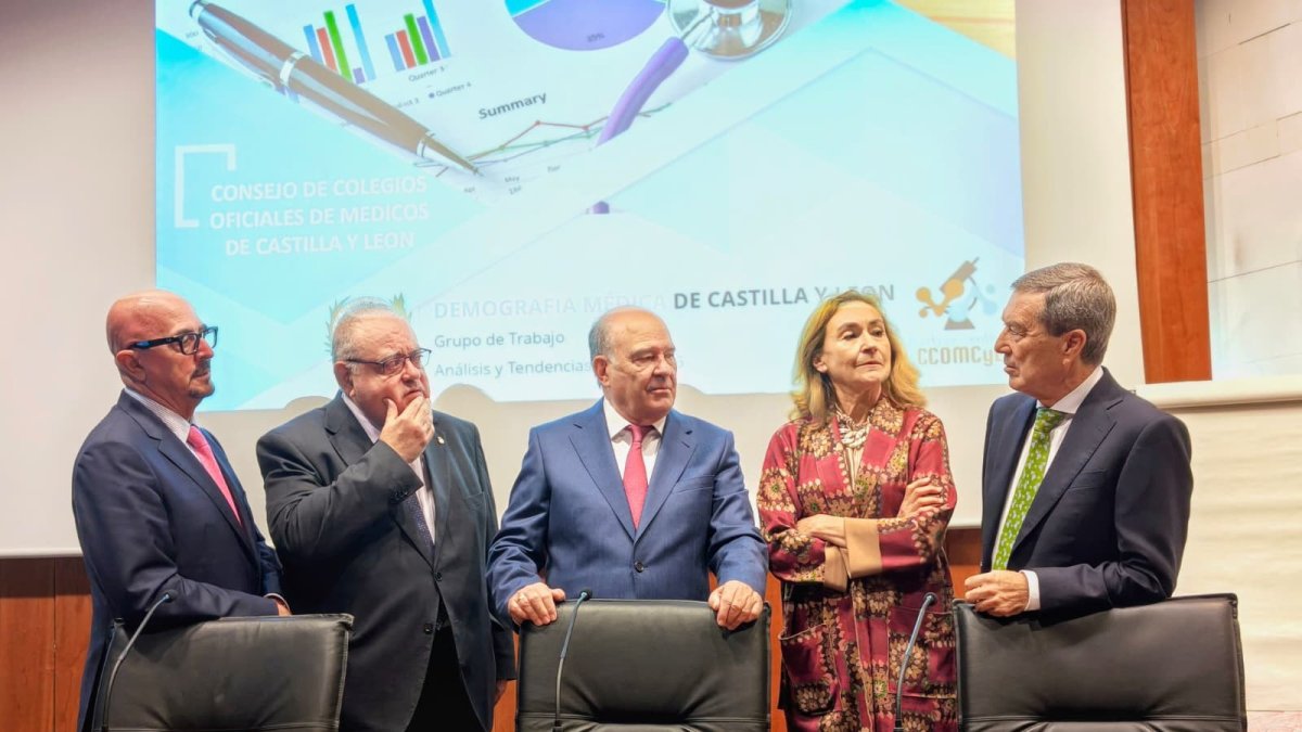 El consejero de Sanidad y Bienestar Social, Alejandro Vázquez Ramos (centro izquierda), en el Colegio de Médicos de León.