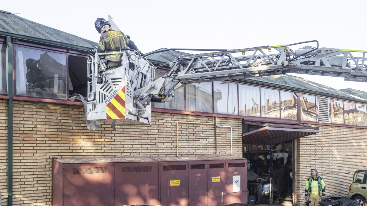 Los Bomberos intervienen en el lugar.